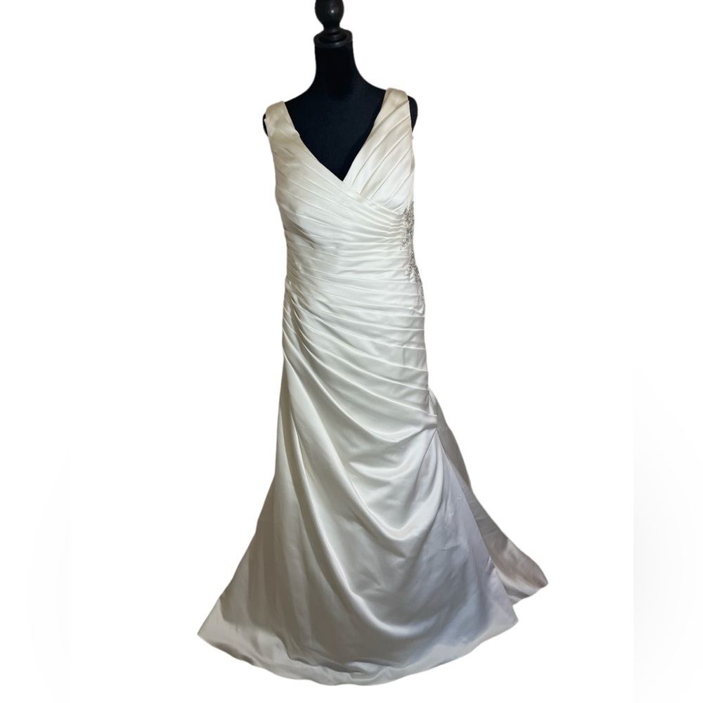 NWT David’s Bridal Ivory Satin V-N Wedding Gown Floral Appliqué on Side Size 16W - Picture 14 of 15